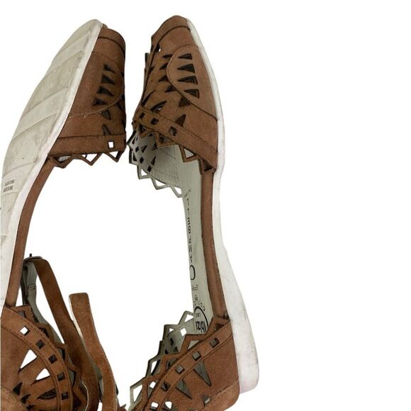 Jeffrey Campbell Tan Flats with Intricate Cutout Design - Picture 7 of 9